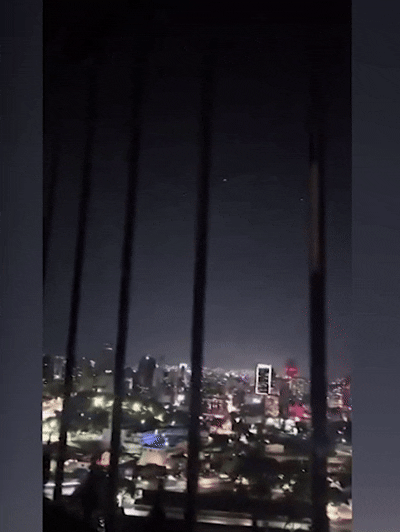 Amid missile standoff over Venezuelan airspace, a luminous scene presumed to be a missile trajectory was captured in the night sky near the urban area. This situation occurred at a time when tensions were escalating in connection with a military operation conducted by the U.S. military. CNN