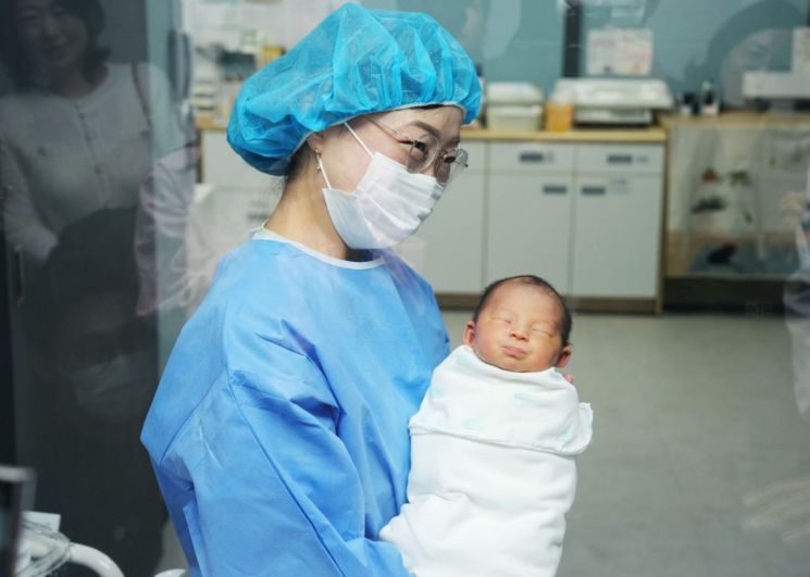 영천시, 2026년 병오년 밝힌 '새해둥이' 탄생 축하