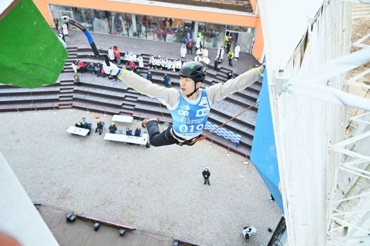 빙벽 위의 스파이더맨, 청송에 다 모인다… 2026 UIAA 청송 아이스클라이밍 월드컵 개최