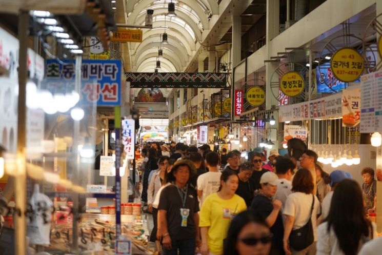MZ부터 중장년까지 홀린 속초관광수산시장, ‘부동의 1위’인 이유?