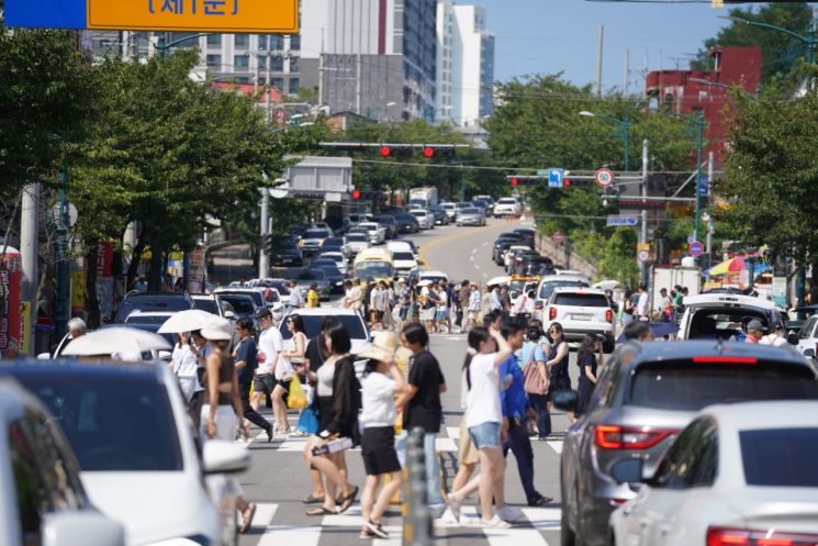 MZ부터 중장년까지 홀린 속초관광수산시장, ‘부동의 1위’인 이유?