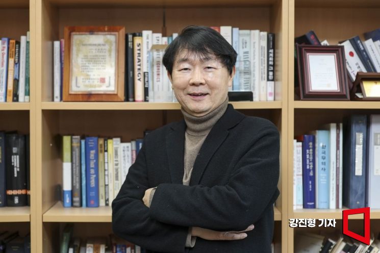 [신년인터뷰]"치킨집에서 우버·에어비앤비로" 韓 잠재성장률 올리는 길, 정답은 나와 있다