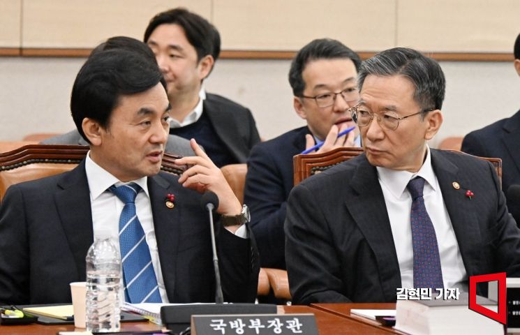 [포토] 대화하는 안규백-정성호 장관