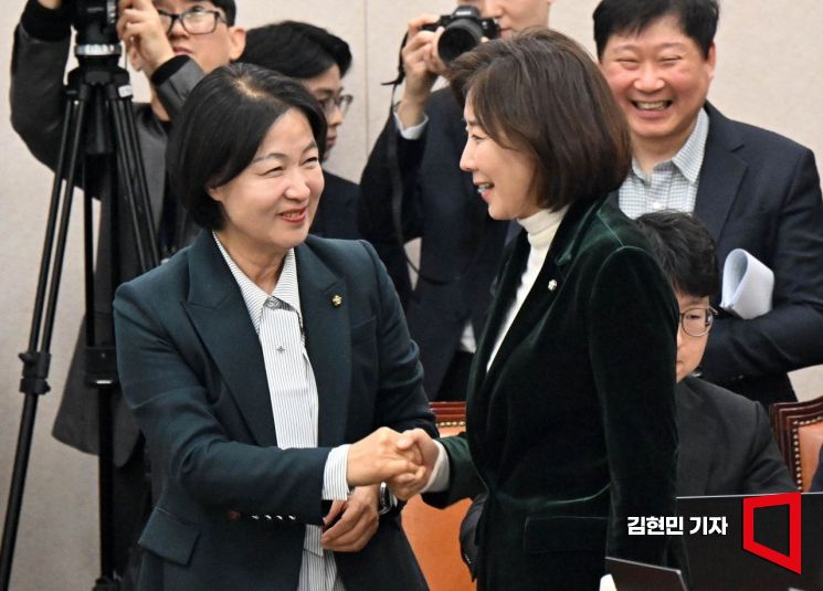 [포토] 악수하는 추미애-나경원