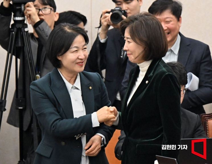 지난 7일 국회에서 열린 법제사법위원회 전체회의에서 더불어민주당 소속 추미애 위원장(왼쪽)과 나경원 국민의힘 의원이 악수하고 있다. 김현민 기자