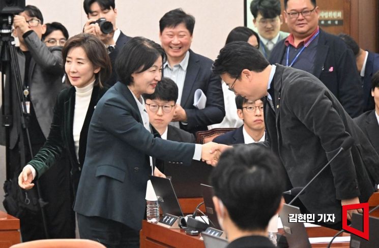 [포토] 국민의힘 의원들과 악수하는 추미애 위원장