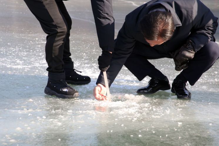 신영재 군수, ‘홍천강 꽁꽁축제’ 현장 안전점검…“방문객 안전이 최우선”
