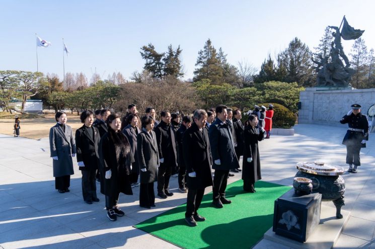 강남구의회, 국립서울현충원 참배…"구민 최우선 의정 다짐"