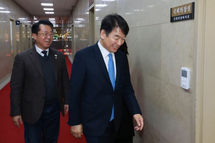 본회의 8일에서 15일로 연기…특검법 처리 일주일 미뤄져