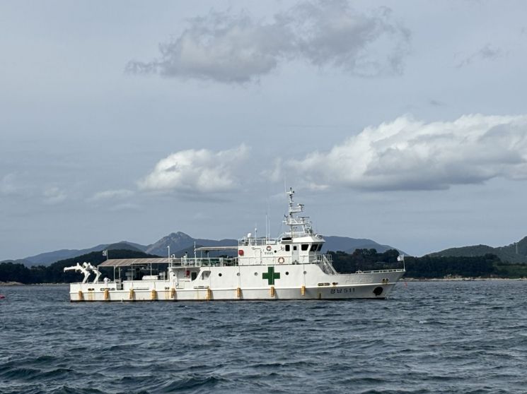 경남 병원선 '경남511호', 2026년 첫 출항 … 섬마을 주민 진료 나서