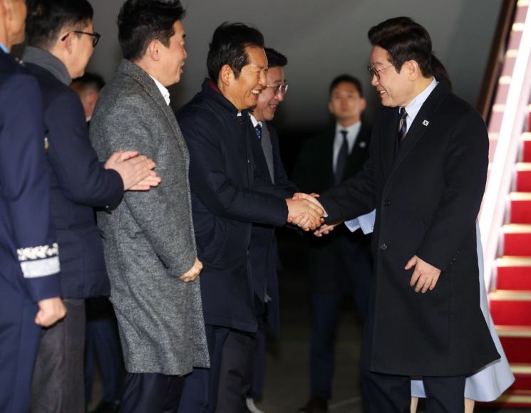 국빈 방중 마친 李대통령, 서울 도착…방중 성과 점검