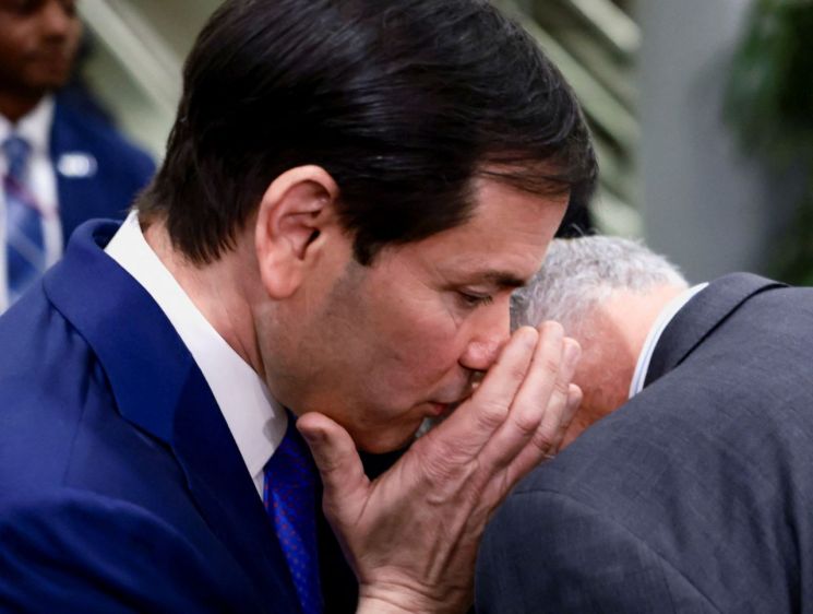 美, 베네수 원유 인수해 직접 판매 합의…루비오 "변화 위한 지렛대"