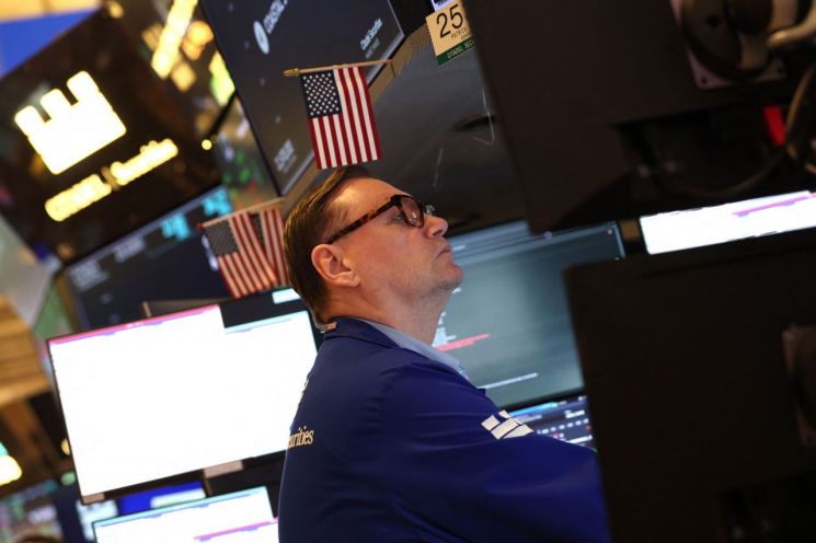 [뉴욕증시]고용·서비스업 엇갈린 지표에 혼조 마감…알파벳, 7년 만에 애플 시총 제쳐