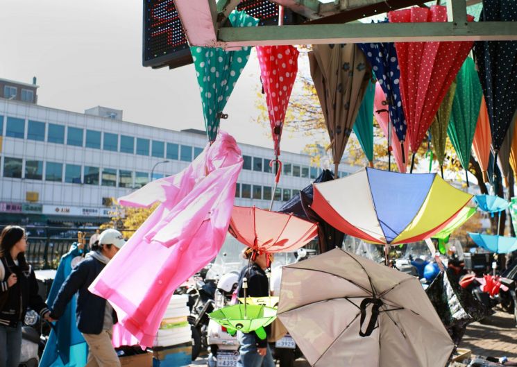 [이미지 다이어리]맑은 날의 우산과 비 오는 날의 우산