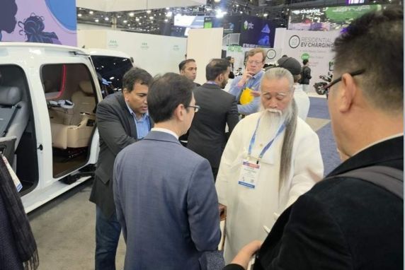 "합성인줄" CES에 뜬 尹 전 대통령 멘토 '천공'…SNS에 사진 확산