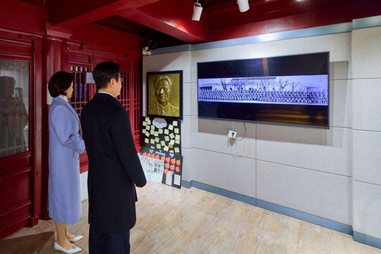 이 대통령, 윤봉길 의거한 공원서 "평화·번영에 역할 다하겠다"