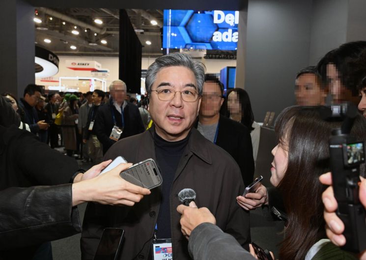 장재훈 "휴머노이드 검증이 우선…공장에서 써보고 '홈 로봇'으로 가야"[CES 2026]