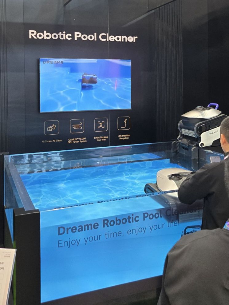 다리 달고 '빙그르르', 계단도 넘었다…"이게 다 되네" 中로봇청소기에 '깜짝'[CES 2026]