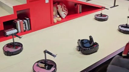 다리 달고 '빙그르르', 계단도 넘었다…"이게 다 되네" 中로봇청소기에 '깜짝'[CES 2026]