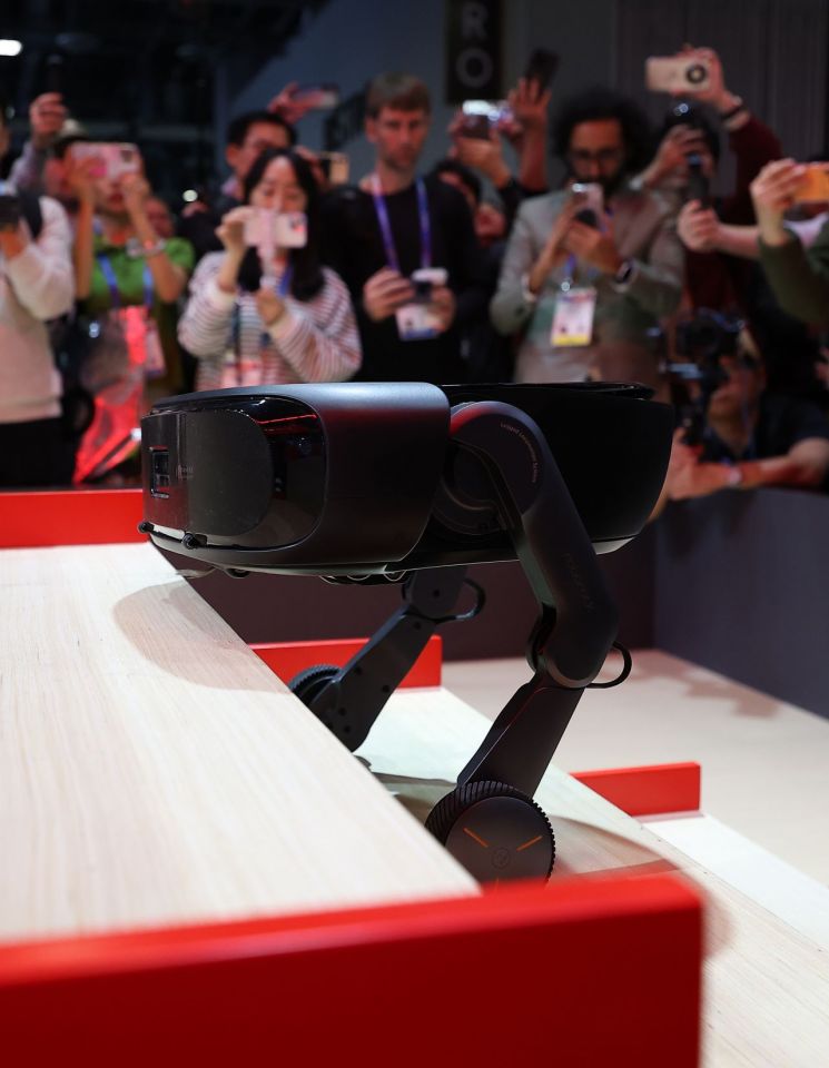 다리 달고 '빙그르르', 계단도 넘었다…"이게 다 되네" 中로봇청소기에 '깜짝'[CES 2026]