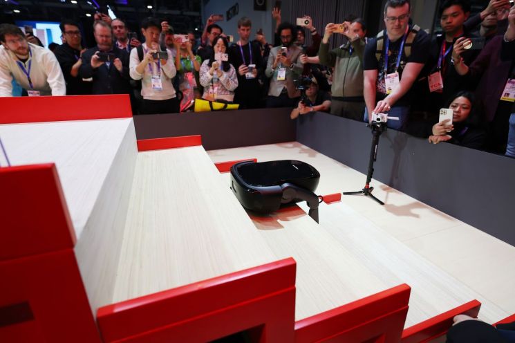 다리 달고 '빙그르르', 계단도 넘었다…"이게 다 되네" 中로봇청소기에 '깜짝'[CES 2026]