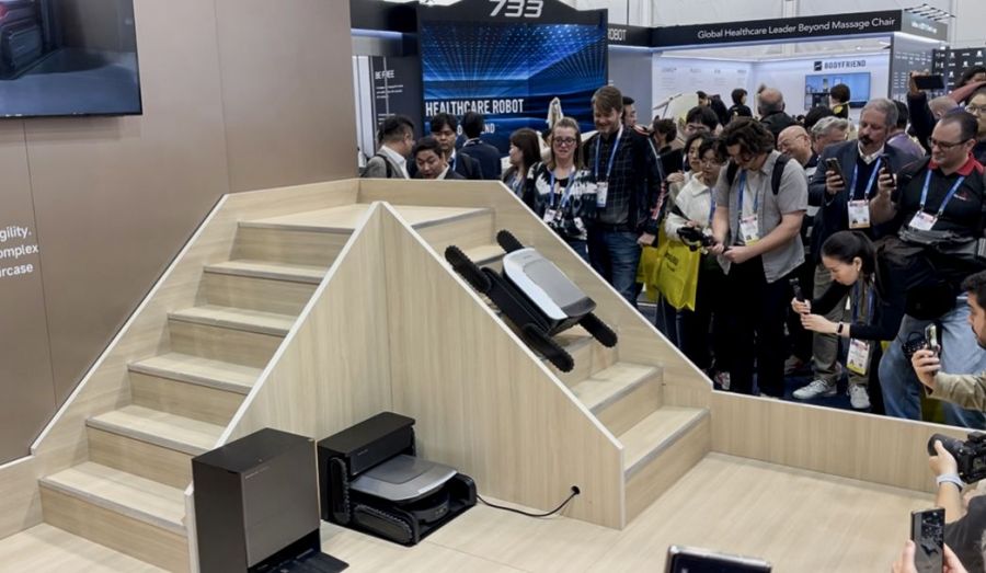 On the 6th, the opening day of CES 2026, the world's largest consumer electronics and information technology exhibition, the robot vacuum cleaner "CyberX" was climbing stairs using elongated oval wheels at the Dreami booth of Chinese companies in the Las Vegas Convention Center (LVCC). Photo by Yonhap News