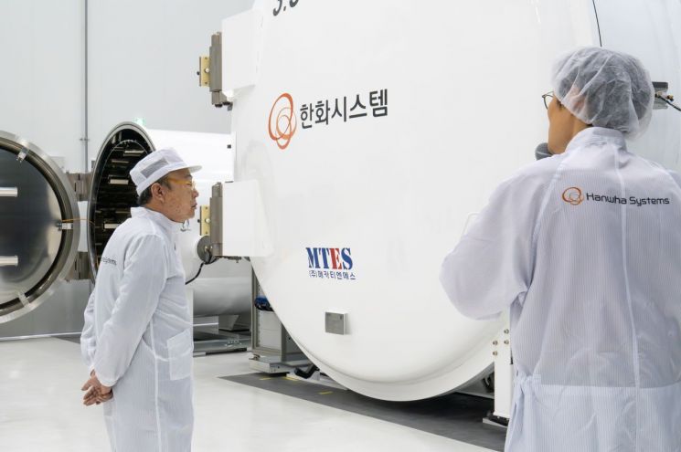 한화 김승연·김동관, 제주 우주센터 '현장경영'…"어려워도 가야할 길"