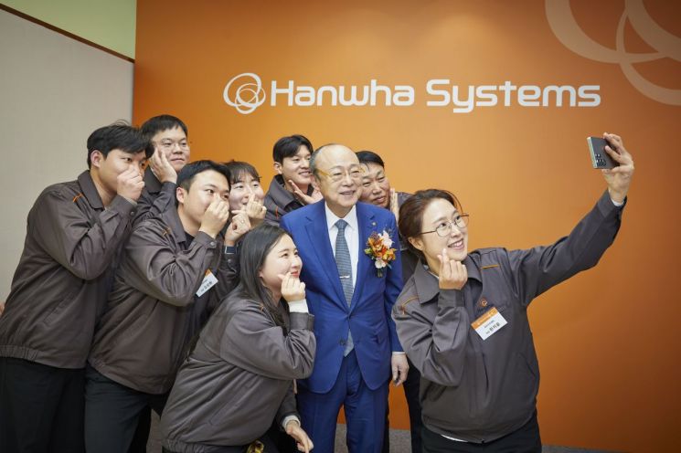 한화 김승연·김동관, 제주 우주센터 '현장경영'…"어려워도 가야할 길"