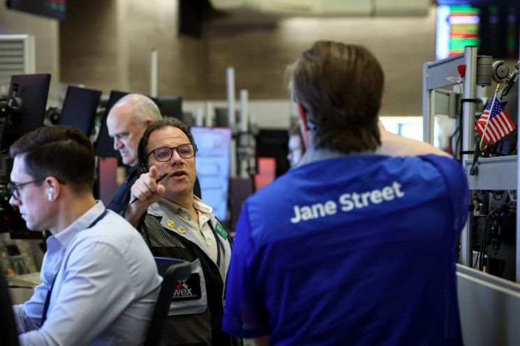 뉴욕증시, AI 관련주 차익실현 속 혼조세…방산주 급등