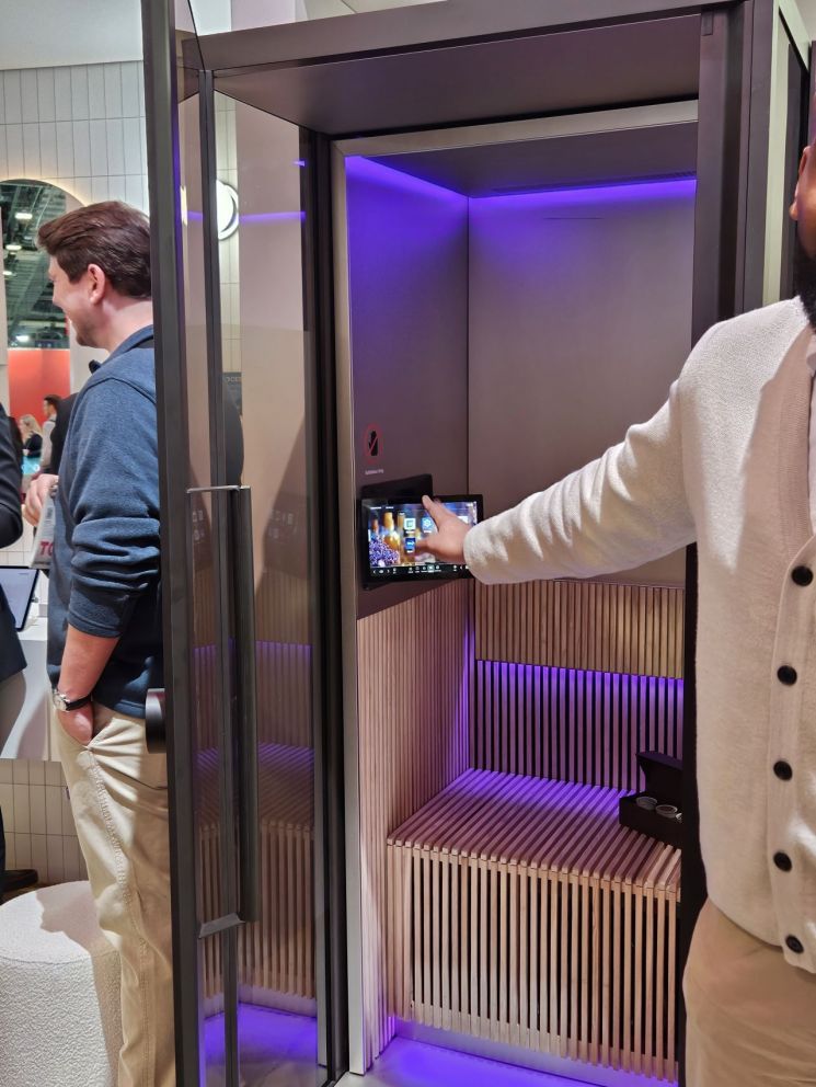 [CES 2026]"마사지 슈트, 생각 읽는 기계" 눈길 끈 이색 전시…헬스케어에서도 'AI 붐'