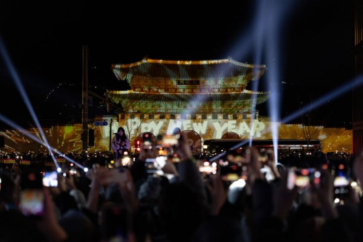 서울 도심을 빛으로 물들인 ‘2025 서울라이트 광화문’