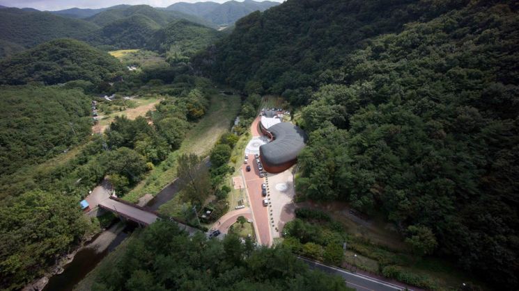 돌에 새긴 고래… 울산암각화박물관 ‘반구천의 암각화’ 세계유산 등재 후, 관람객 ‘물결’
