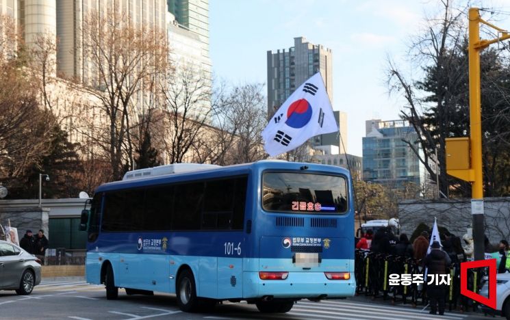 [포토] 중앙지법으로 들어서는 호송버스
