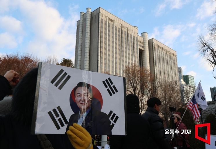 '내란 우두머리 혐의'를 받는 윤석열 전 대통령에 대한 결심 공판이 열린 9일 서울 중앙지법 앞에서 한 지지자가 윤 전 대통령 사진을 들고 있다. 2025.01.09 윤동주 기자