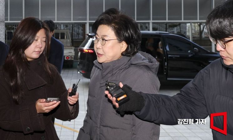 인사청문장에 들어가지 못한 이혜훈 "자료 다 냈다" 반박