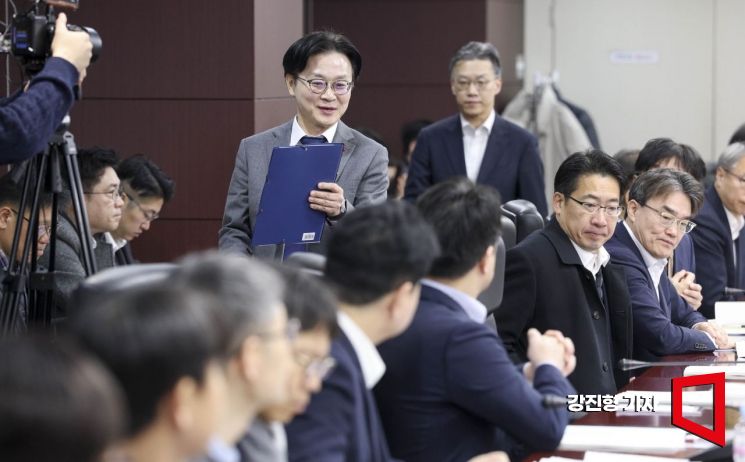 [포토] 회의실 들어서는 김정관 산업부 장관