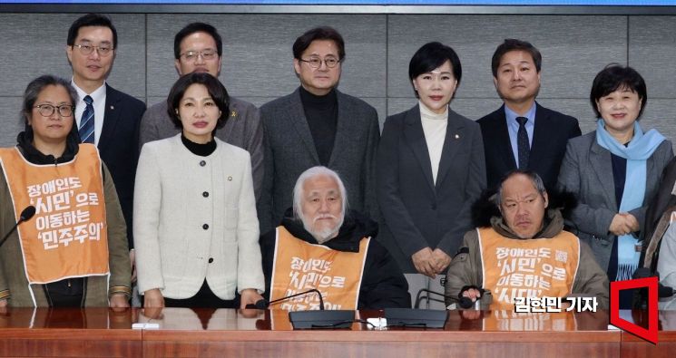 [포토] 전장연 만난 민주당 서울시장 후보군