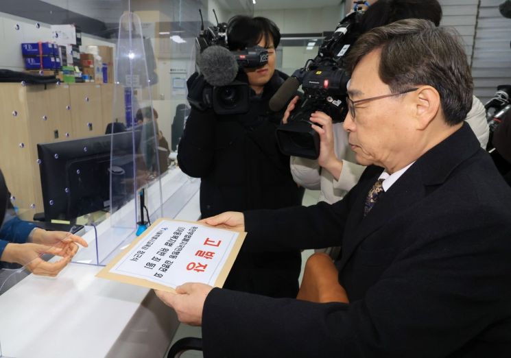 정근식 교육감, '소녀상 철거 집회' 극우단체 경찰 고발