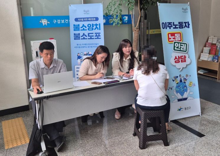 "마지막 월급 못 받았어요"…이주노동자 상담소 찾는 발길
