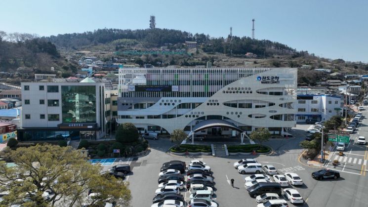 완도군, 9급 공무원 27명 '대규모 채용'…보건직 15명