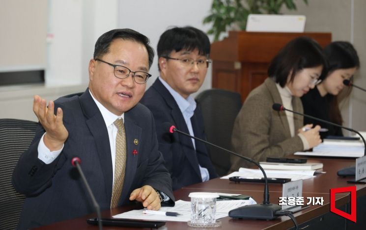 [포토] AI 성평등 정책포럼 발언하는 정구창 차관