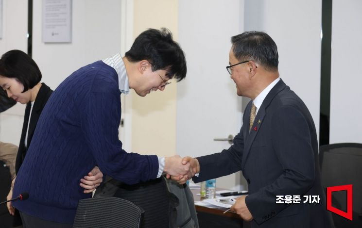 [포토] 위원들과 인사나누는 정구창 성평등부 차관