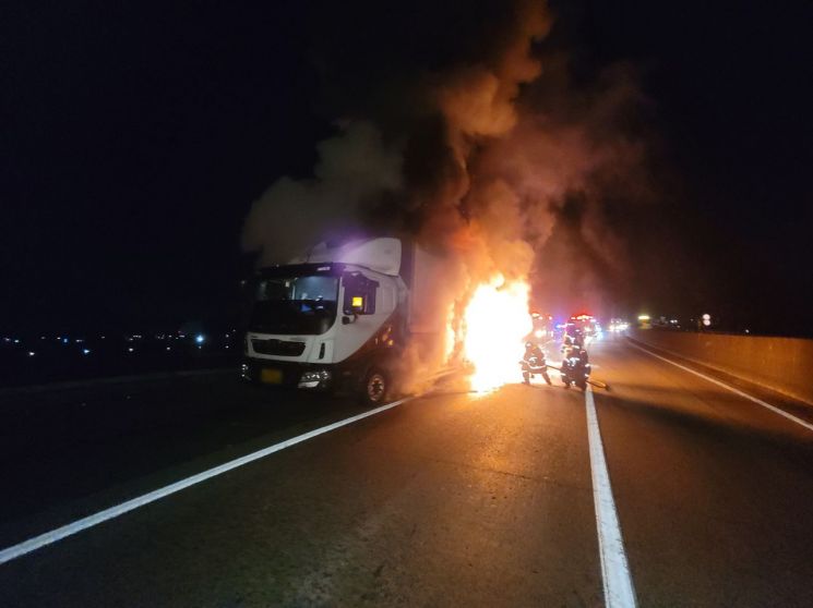 함안 중부내륙고속도로 달리던 7.5t 화물차서 '불' … 인명피해 없어