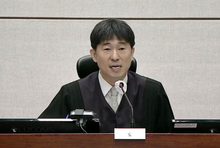 尹 결심서 특검-변호인 신경전…지귀연 "프로는 징징대지 않아"