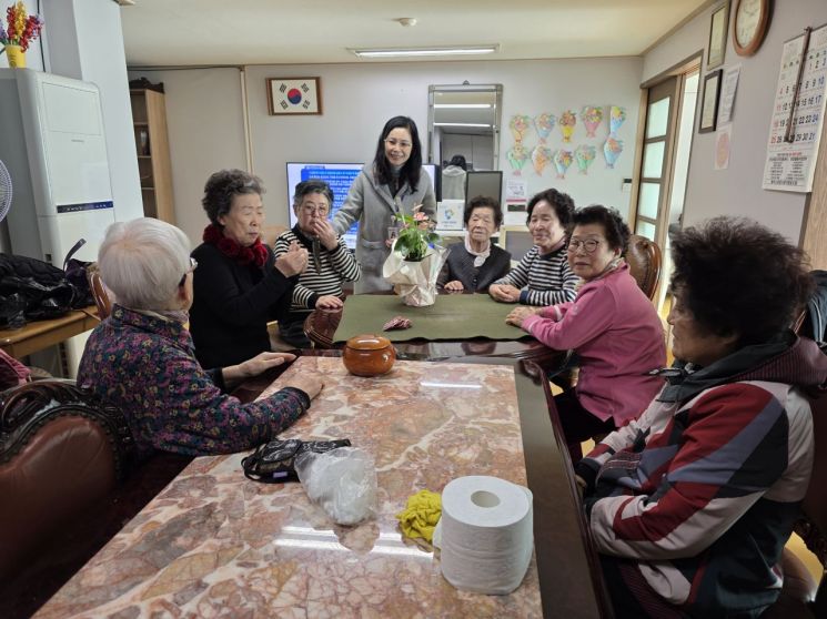 합포구 반월중앙동, 어르신들 정서적 안정 위해 경로당에 화분 전달