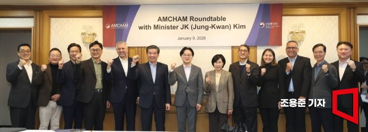 [포토] 기념촬영하는 김정관 장관과 제임스김 암참 회장