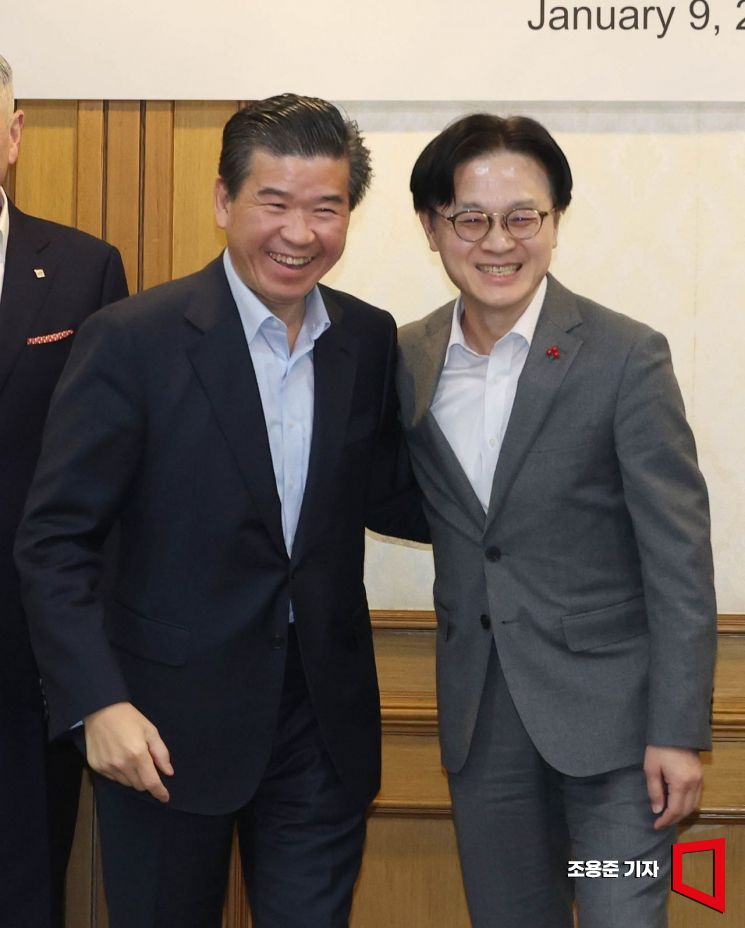 [포토] 활짝 웃는 김정관 장관과 제임스김 암참 회장