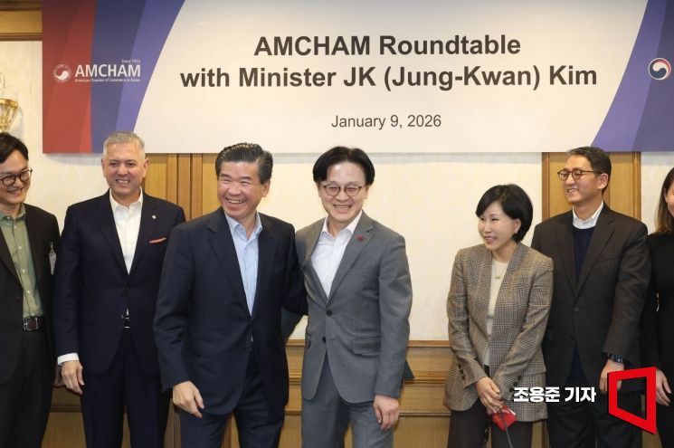 [포토] 밝은 표정의 김정관 장관과 제임스김 암참 회장