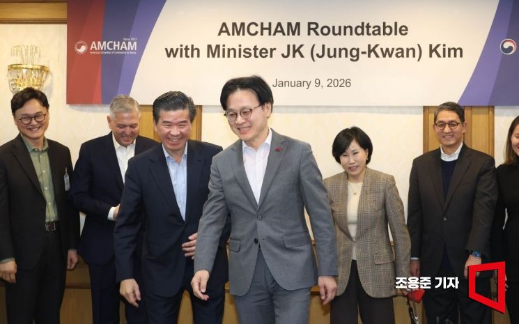 [포토] 밝은 표정으로 자리로 이동하는 김정관 장관