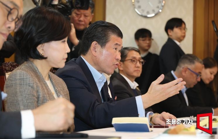 [포토] 발언하는 제임스 김 암참 회장 